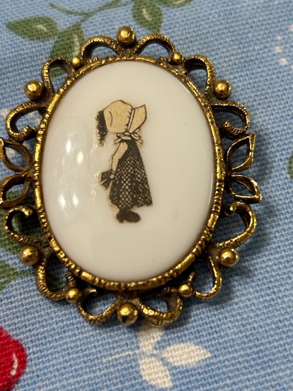 Vintage Gold Cameo Brooch